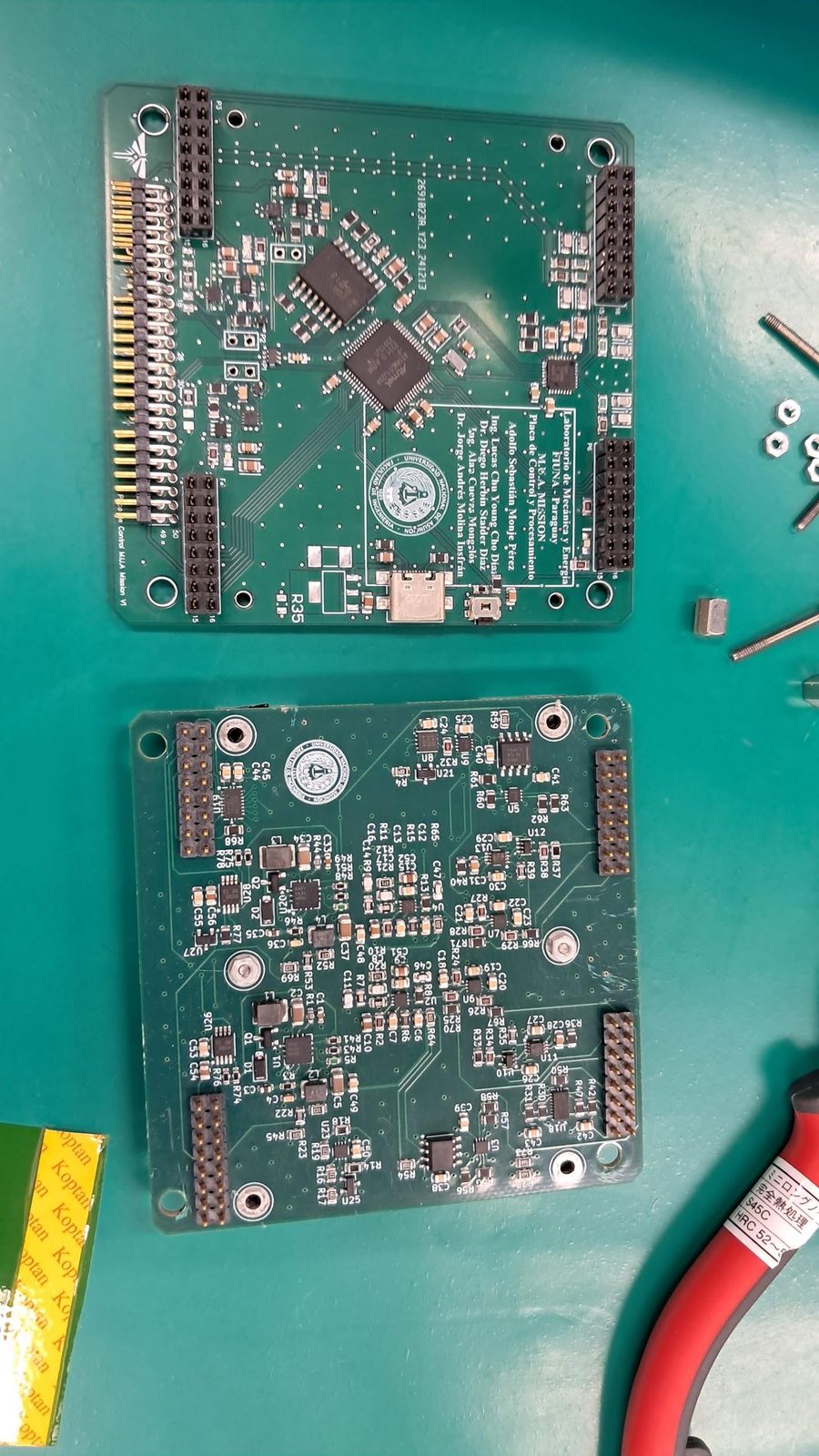 Las dos placas del sistema MUA V1 que fueron expuestas a los ensayos de TVAC, shock y vibración.