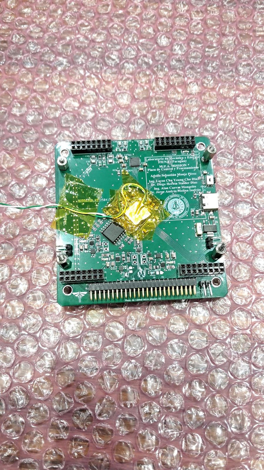 Placa de control y procesamiento del Engineering Model con termocuplas fijadas con cinta kapton.