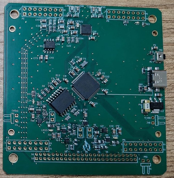 Placa de la Unidad de Control del Flight Model, ensamblada.