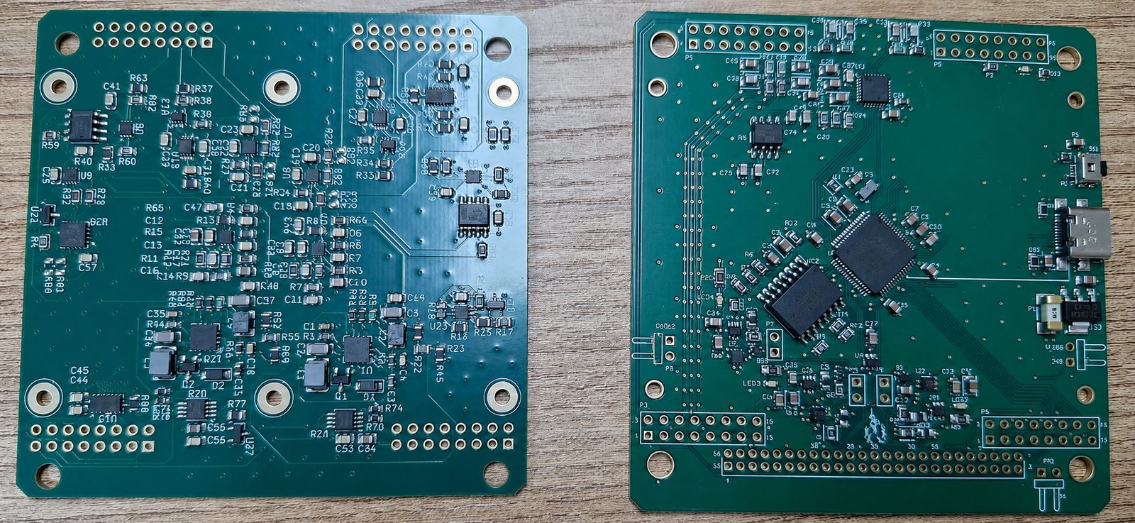 Las dos placas ensambladas del Flight Model de MUA, la Unidad de Detección a la izquierda y la de Control a la derecha.