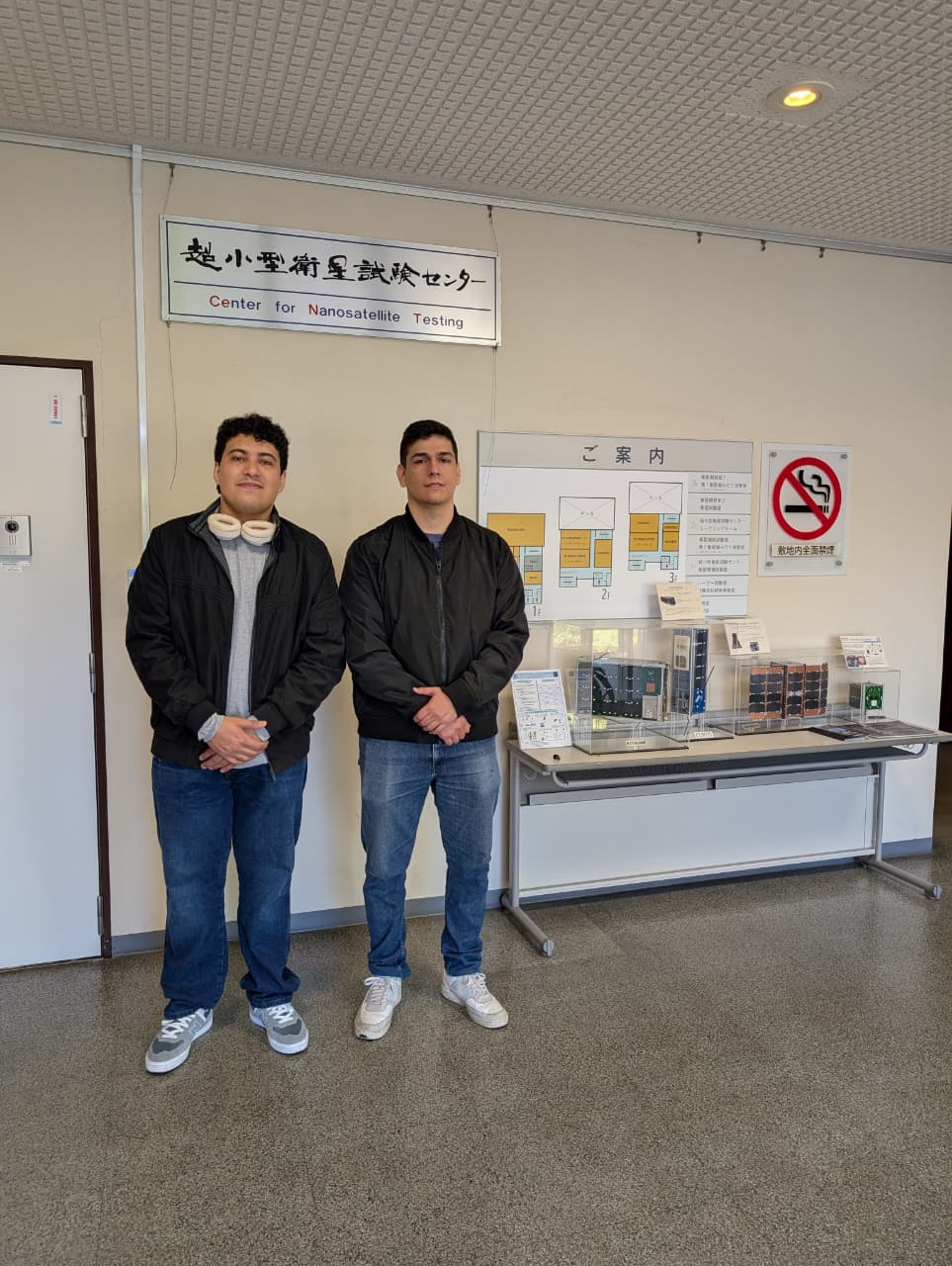Matías Candia y Derlis Sanabria frente al Center for Nanosatellite Testing.