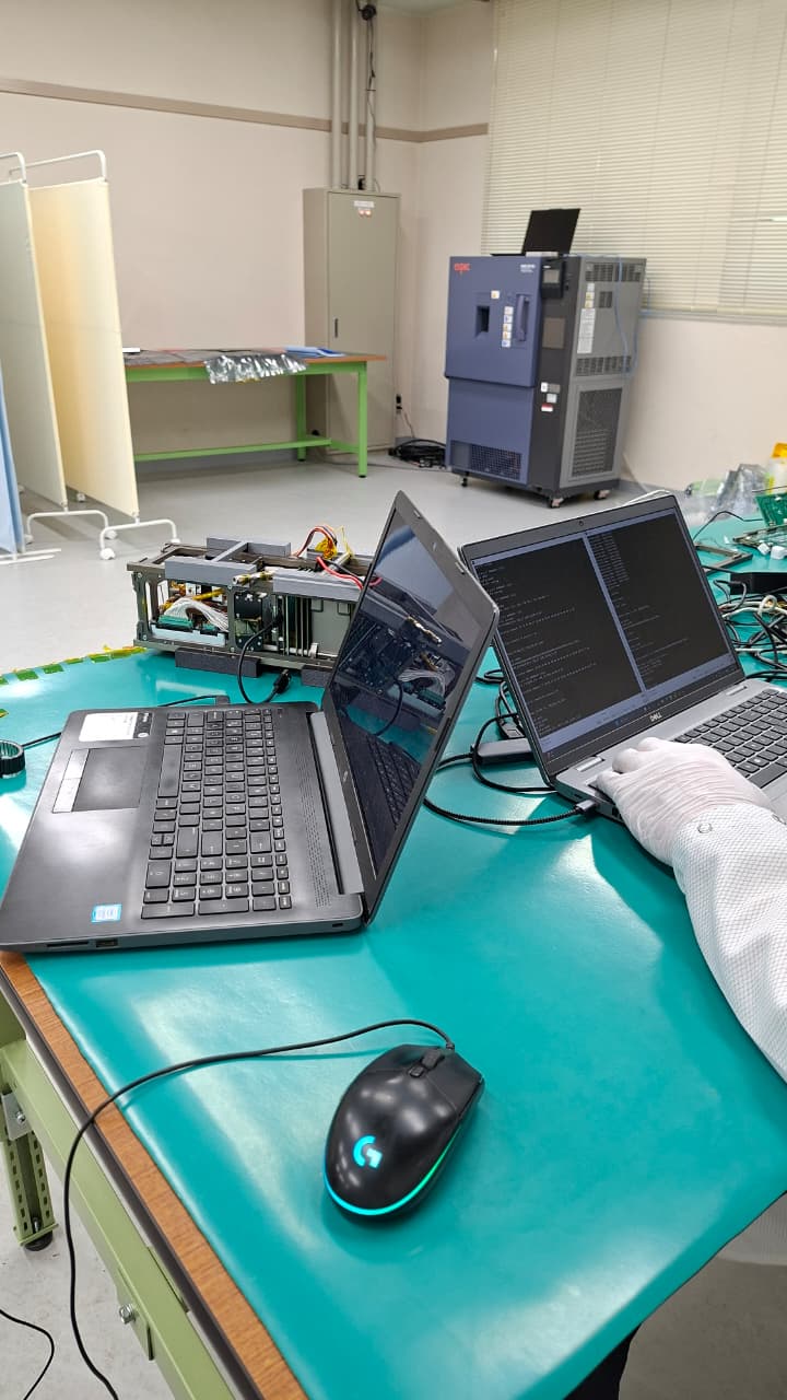 Prueba funcional con el satélite conectado a computadoras dentro del laboratorio de Kyutech.