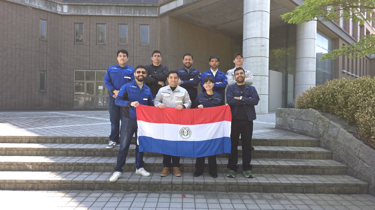 Equipo paraguayo frente al centro de pruebas de Kyutech durante el segundo viaje a Japón.