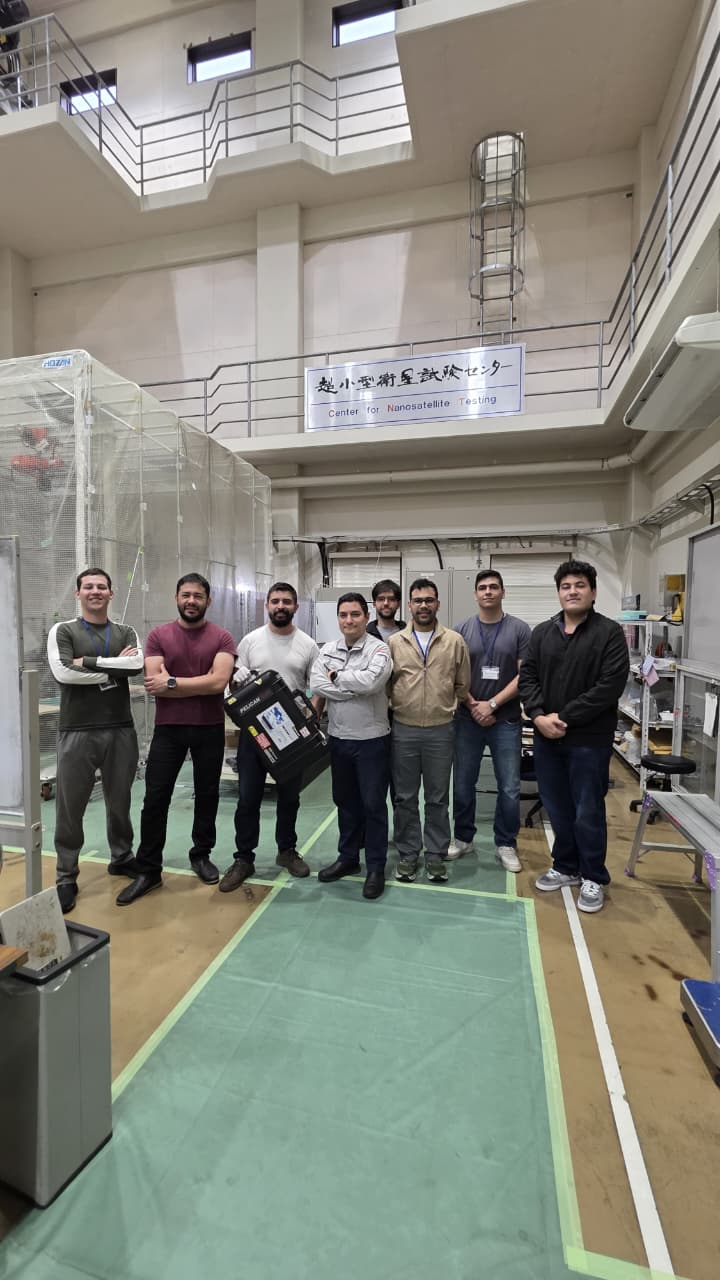 Equipo de campaña dentro del Center for Nanosatellite Testing de Kyutech.