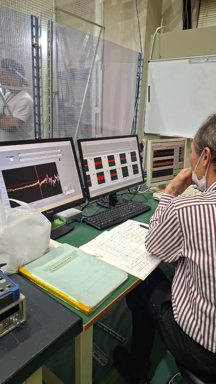 Monitoreo de señales durante las pruebas de vibración del GuaraníSat-2.