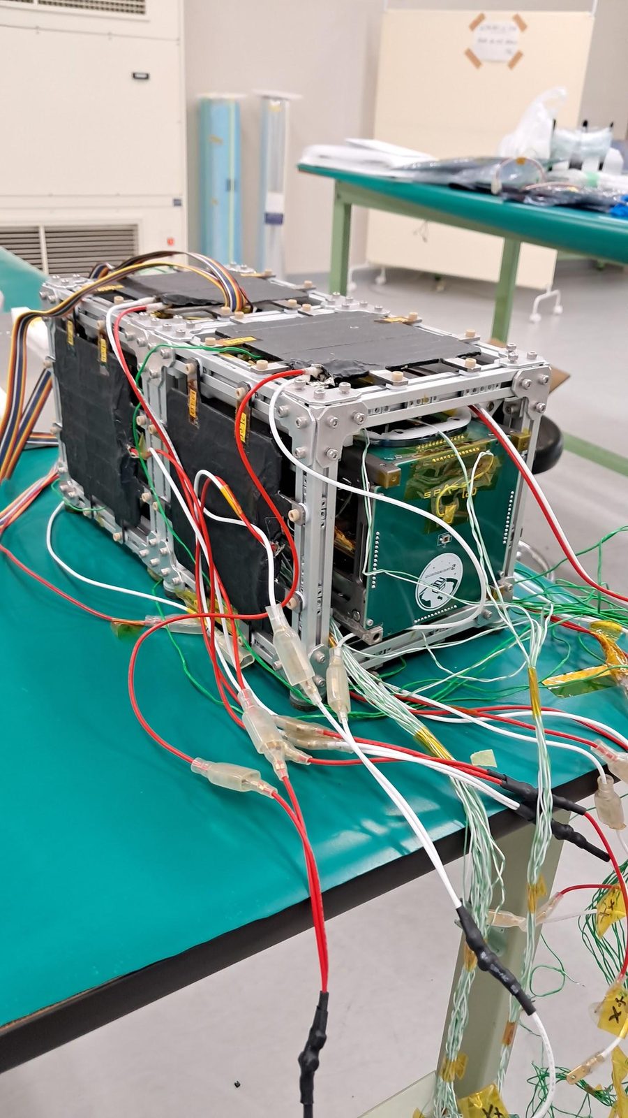 Detalle del cableado de instrumentación del satélite durante la preparación del ensayo.