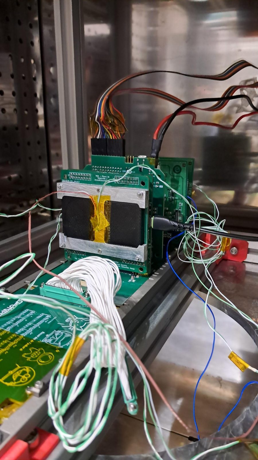 MUA montada dentro del stack del satélite con las termocuplas instaladas sobre el encapsulado.